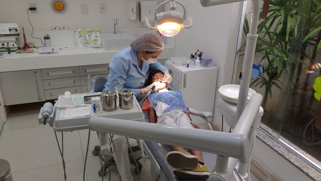 Профессиональная гигиена (снятие зубных отложений)